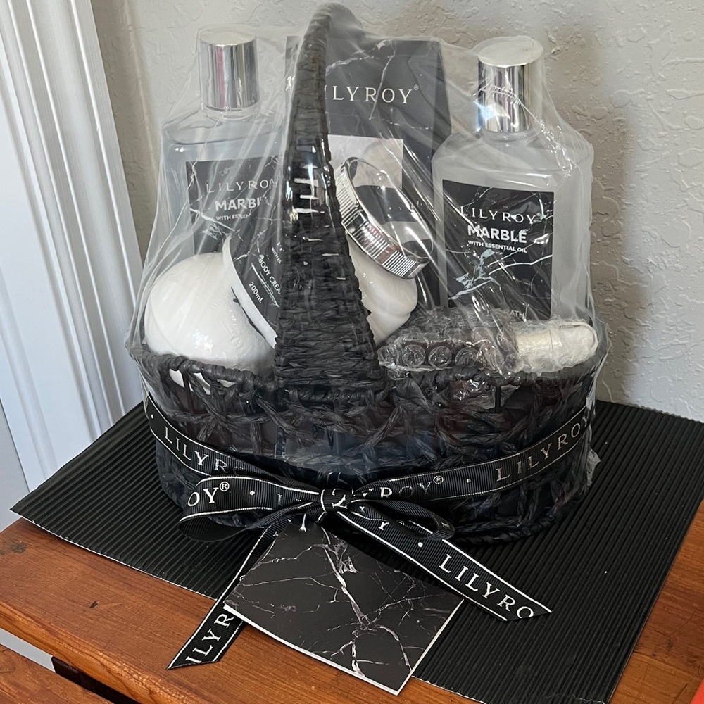 Lily Roy Marble  Bath & Body Gift Basket - Black 6pc in Black Basket  NWT